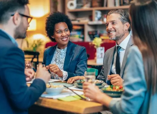 Profesionales de negocios en una reunión aplicando herramientas linguisticas aprendidas en sus capacitaciones en idiomas