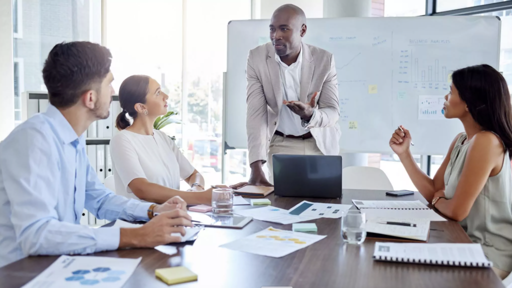 Profesional alcanzando metas laborales mediante el uso de habilidades de inglés de negocios, alineando el aprendizaje con sus objetivos profesionales 