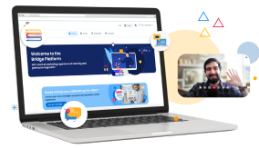 La pantalla de una computadora portátil muestra la página de inicio de Bridge Platform con varios íconos. Un hombre con barba y camisa a rayas saluda en una pequeña ventana de videollamada en el lado derecho. En el fondo se encuentran dispersas formas geométricas de colores.
