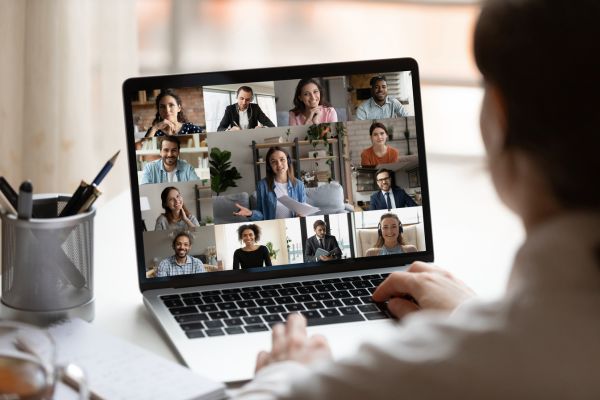 Colaboradores participando en una videollamada grupal a través de la plataforma Bridge.