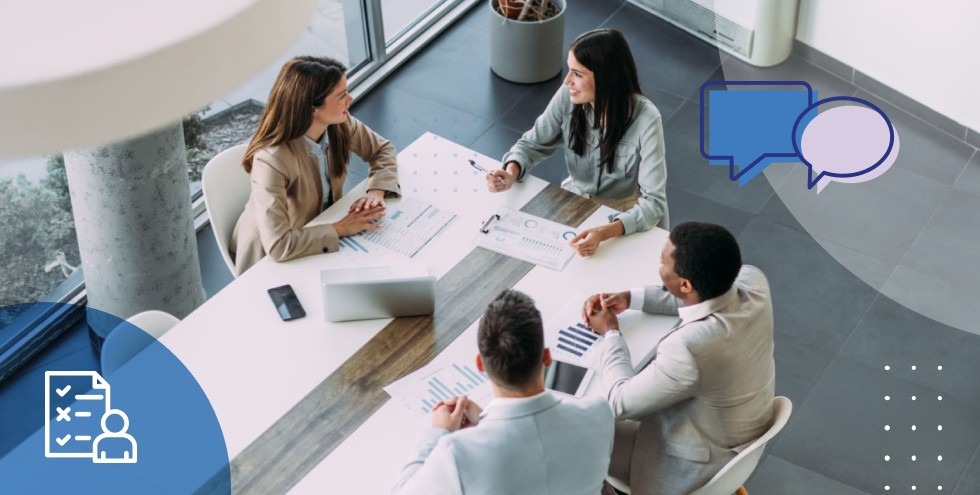 Profesionales de negocios en una discusión en una oficina moderna mientras revisan documentos.