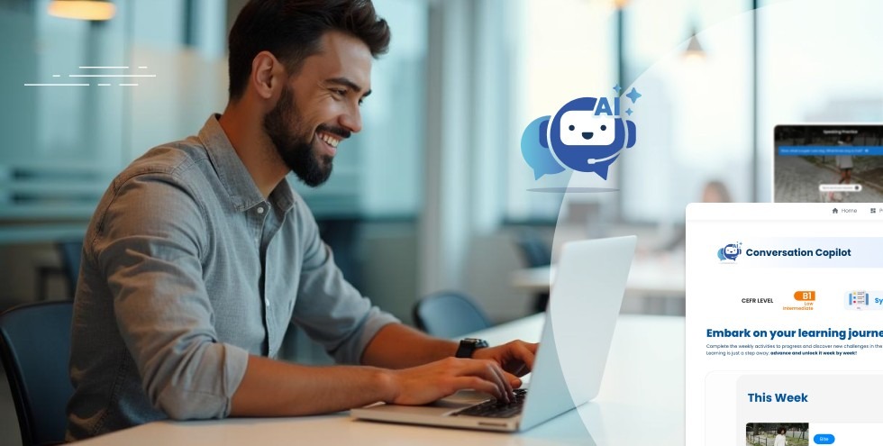 Hombre sonriendo mientras usa una laptop, con una interfaz de inteligencia artificial para el aprendizaje de idiomas en pantalla.