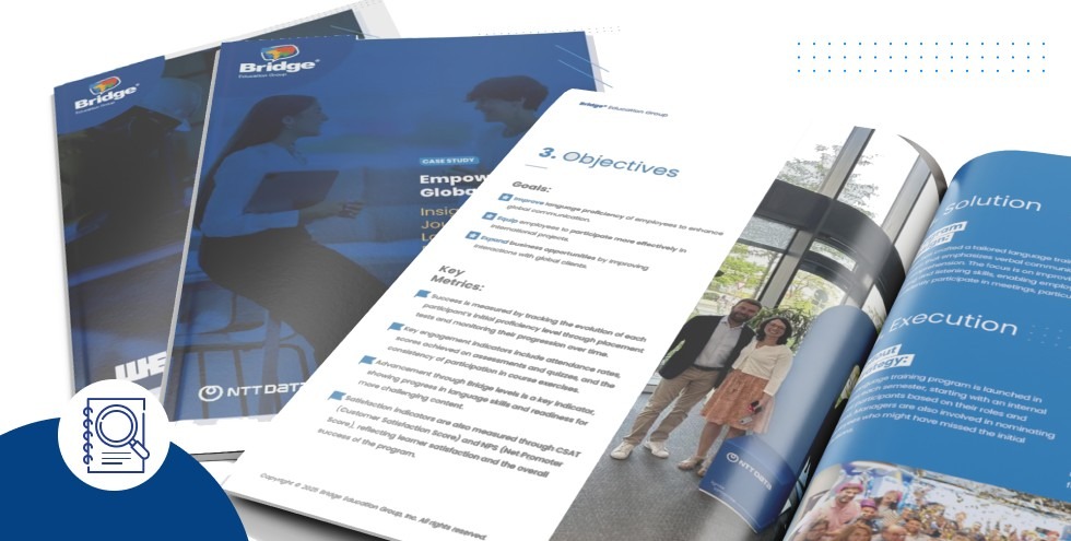 Documentos impresos de estudios de caso de Bridge abiertos sobre una mesa, mostrando objetivos y métricas.