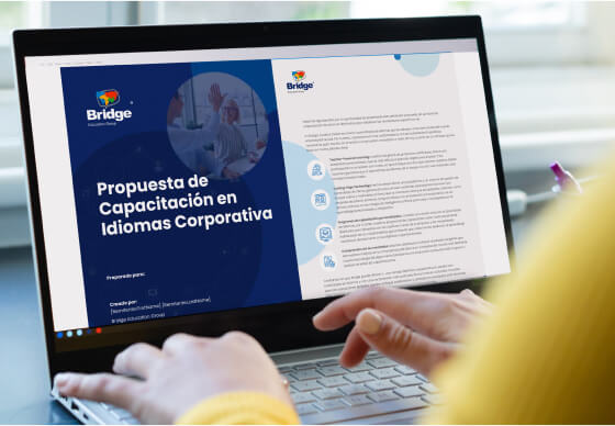 Recomendaciones de programas que se ajusten a tu presupuesto Persona revisando una propuesta de capacitación en idiomas corporativos de Bridge en una computadora portátil.