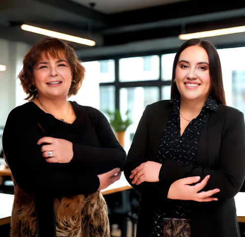 Customer Success Dos mujeres profesionales sonriendo durante una sesión de formación de idiomas en línea.