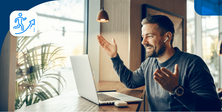 Hombre participando en videollamada en inglés con confianza.