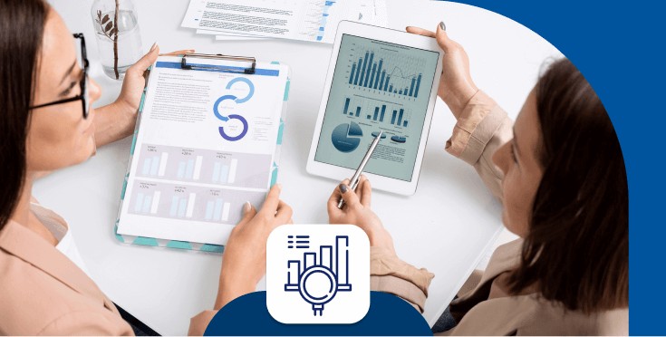 Equipo de recursos humanos analizando métricas y resultados de programas de formación para tomar decisiones estratégicas. 