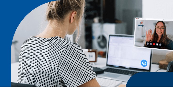 Reunión virtual en equipo, representando cómo el inglés conecta equipos globales en un entorno híbrido.