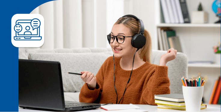 Learner participando activamente en una clase de inglés online con Global Teacher, practicando comunicación y recibiendo feedback en tiempo real. 