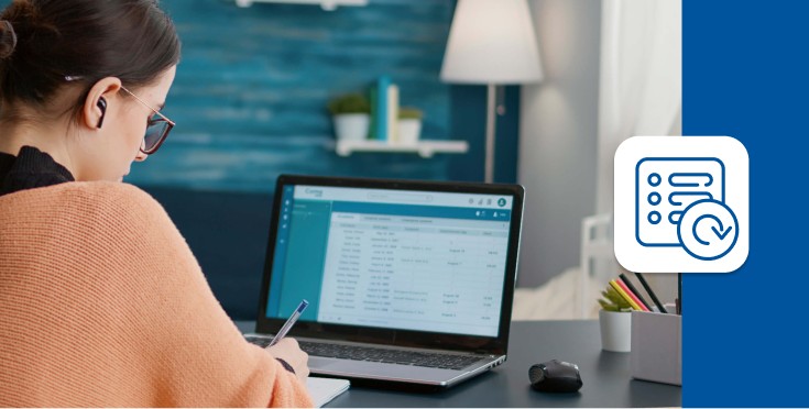 Profesional revisando información en laptop y tomando notas, preparándose para comunicarse en inglés con claridad en el trabajo. 