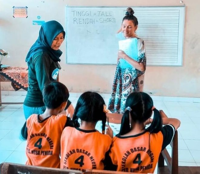 Kids doing a group activity in the classroom.