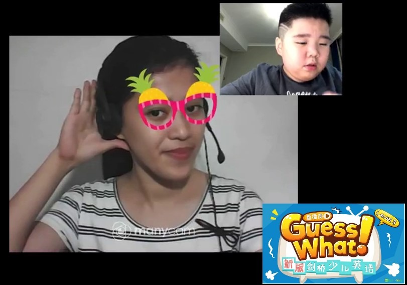 Filipina ESL teacher Juicy Mae teaching a kid online