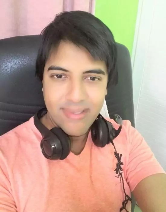 An image of Shakti, an independent online English teacher and Bridge TEFL graduate from Mauritius.