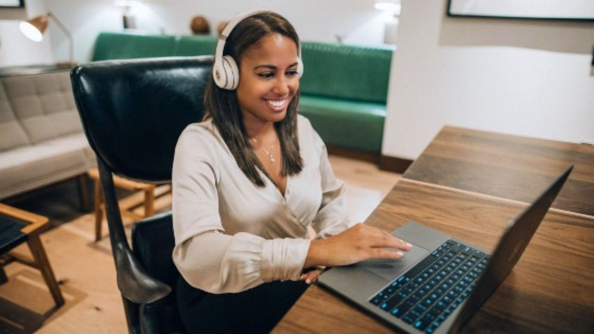 An image of an independent online English teacher and Bridge graduate, Natassia, teaching English online from Portugal