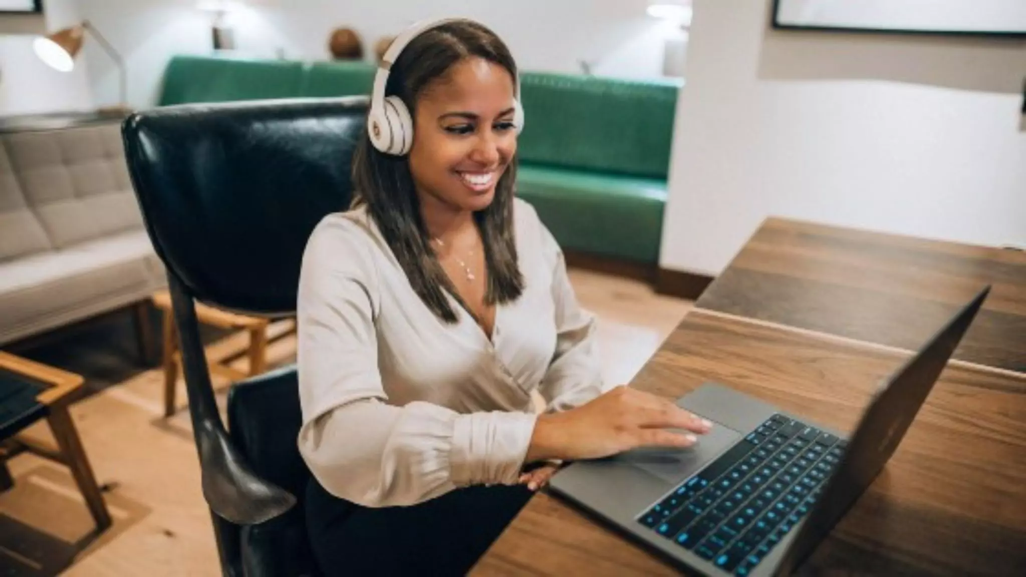 An image of an independent online English teacher and Bridge graduate, Natassia, teaching English online from Portugal