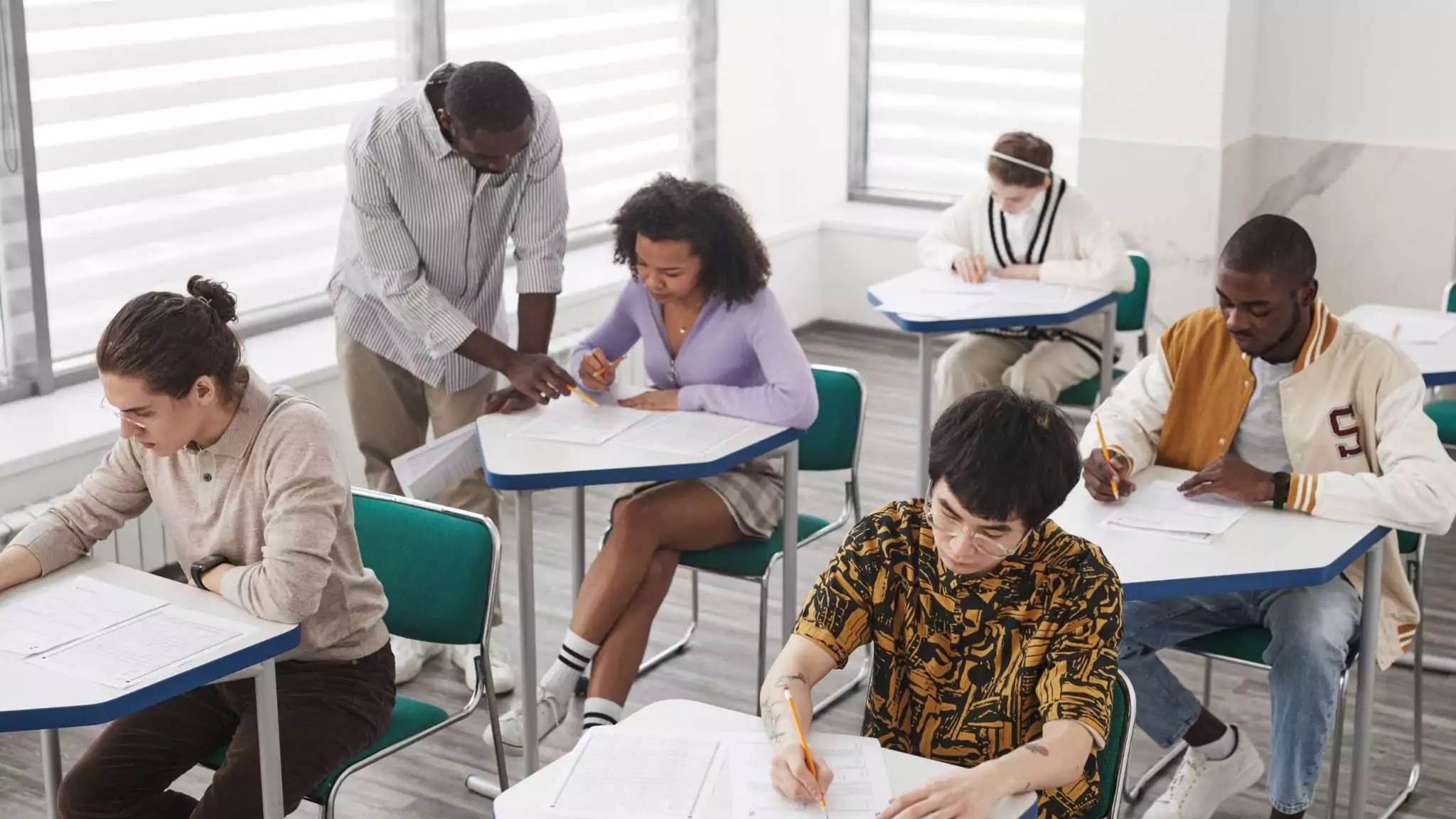 An image of a classroom of students and an English teacher teaching TOEFL test prep