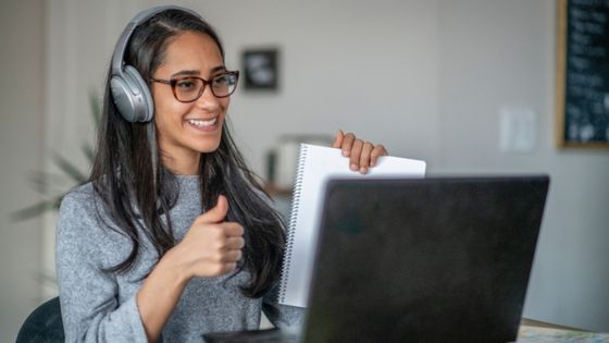 An image of an English teacher teaching conversational English on her laptop