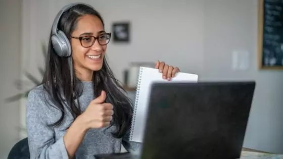 An English teacher teaching conversational English on her laptop