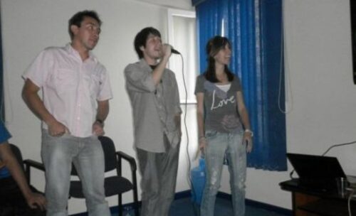 Vinicius (center) with students during karaoke time in class.