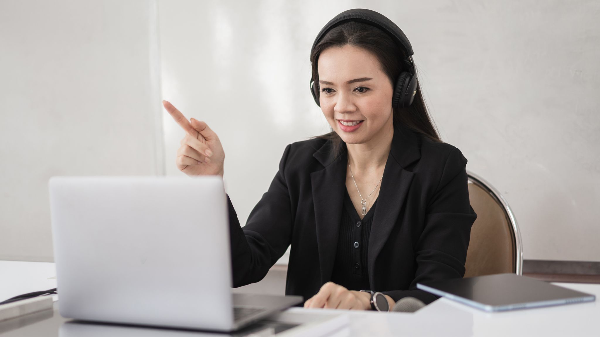 An image of a Business English teacher teaching a hyper-personlized lesson, created with AI