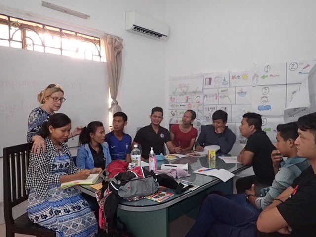 An image of Carol, a Bridge TEFL alum, teaching teachers in Cambodia