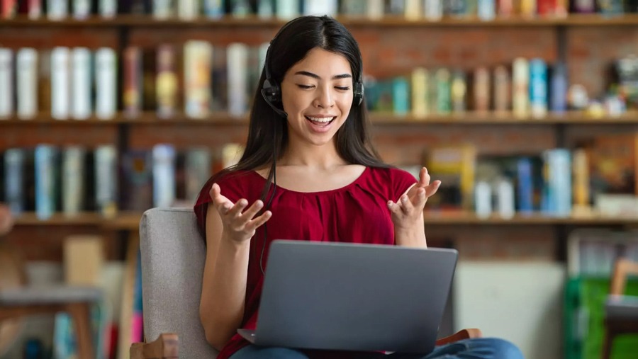 Colaboradora participando en una clase virtual para mejorar sus habilidades en inglés de negocios