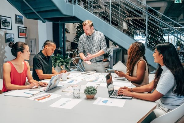 Un equipo de profesionales trabajando en conjunto durante una reunión estratégica en la oficina. 