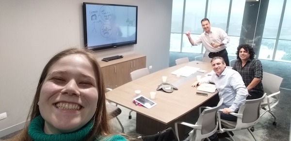 Una imagen de una profesora de inglés enseñando a sus estudiantes de inglés de negocios en Argentina.