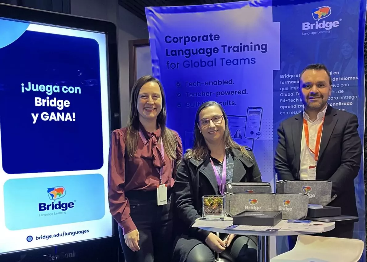 Bridge team at their booth during HRday Chile 2025, showcasing corporate language training solutions.