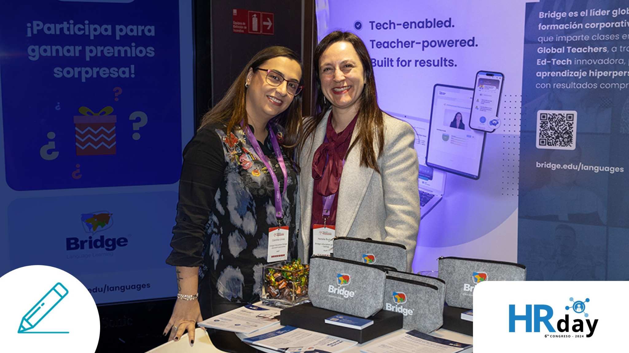 Dos profesionales de Bridge en su stand de HRday Chile 2025, mostrando materiales promocionales y sonriendo a la cámara.