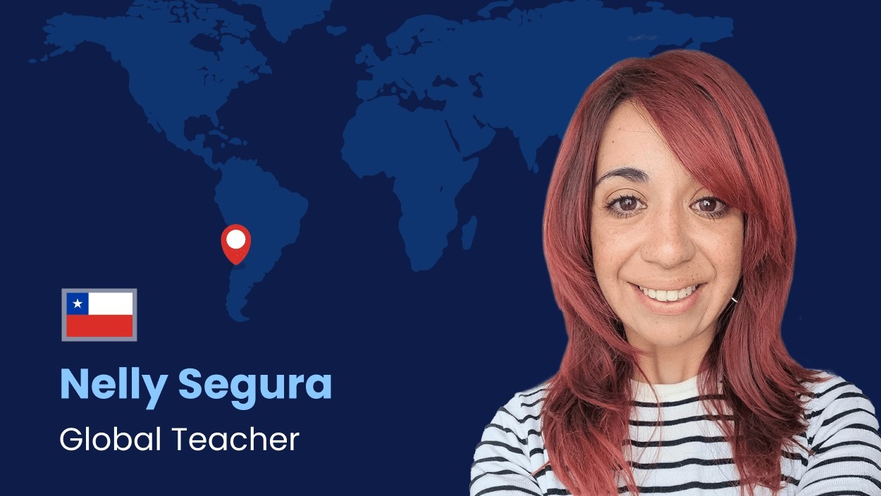 Retrato de Nelly Segura, profesora global de Bridge, con fondo de mapa mundial y bandera de Chile.