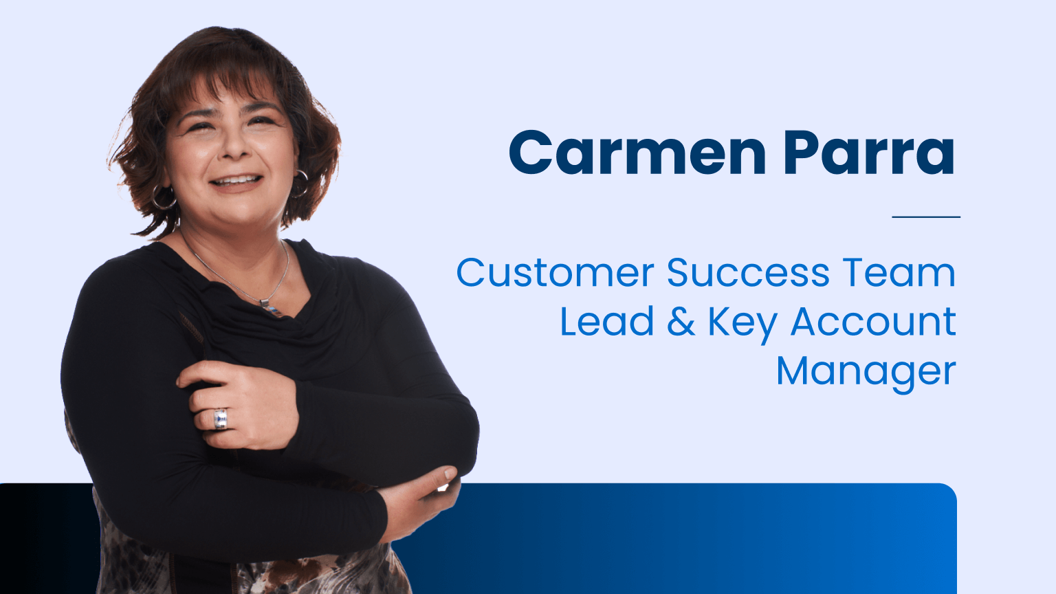 Retrato profesional de Carmen Parra, Customer Success Team Lead y Key Account Manager en Bridge, sonriendo con los brazos cruzados