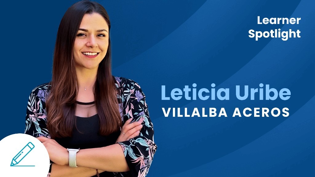 Retrato de Leticia Uribe, participante del programa Bridge, de pie con los brazos cruzados frente a un fondo azul con el texto Learner Spotlight