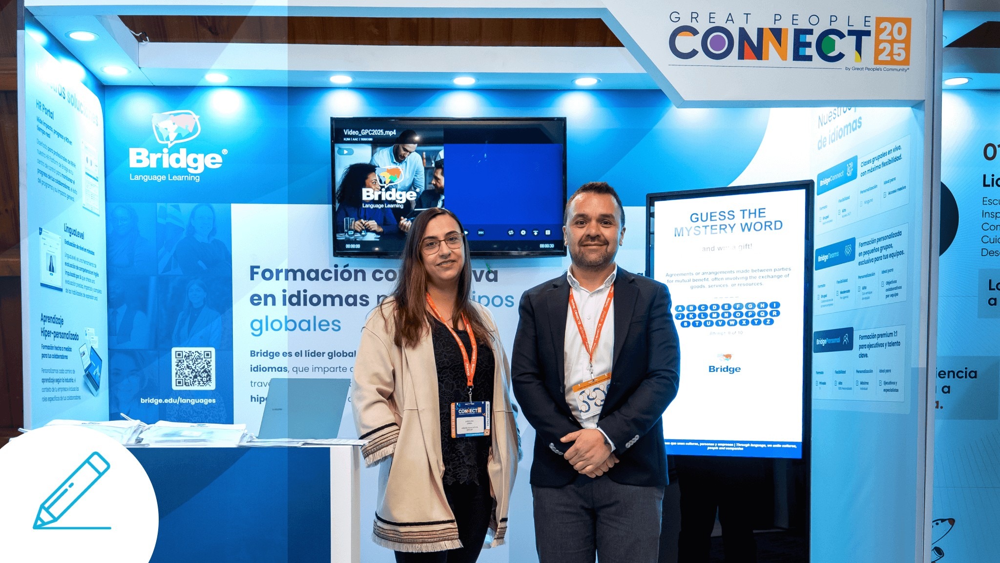 Representantes de Bridge en su stand en el evento Great People Connect 2025 en Bogotá, Colombia