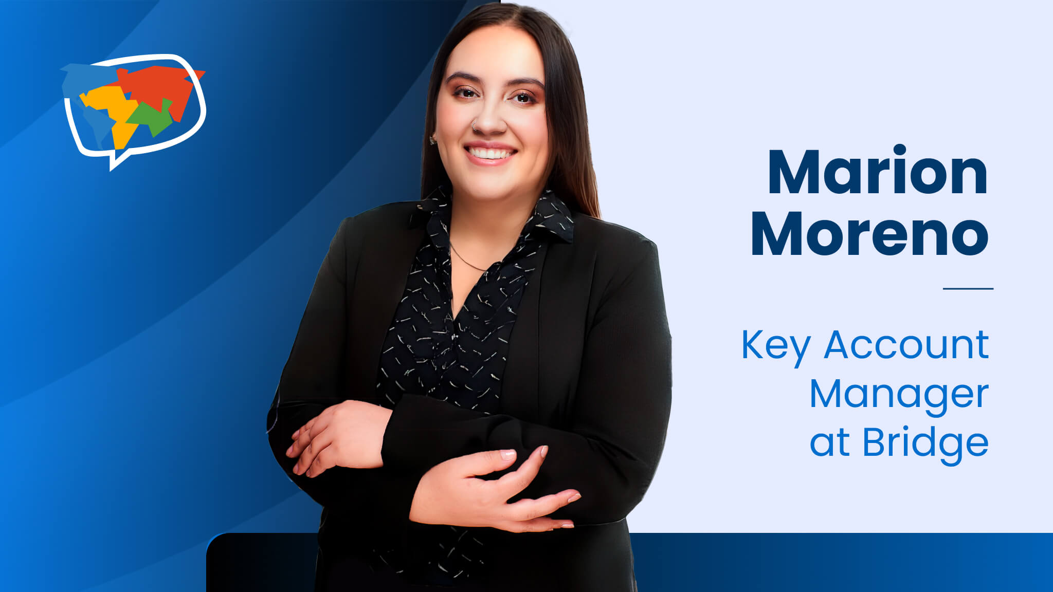 Marion Moreno, Key Account Manager en Bridge, posando frente a fondo azul institucional