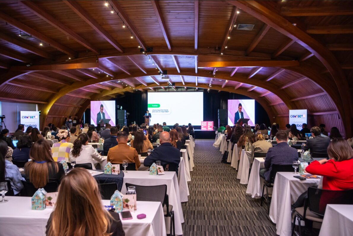 Vista general del auditorio durante una charla en el evento Great People Connect 2025 con decenas de asistentes 