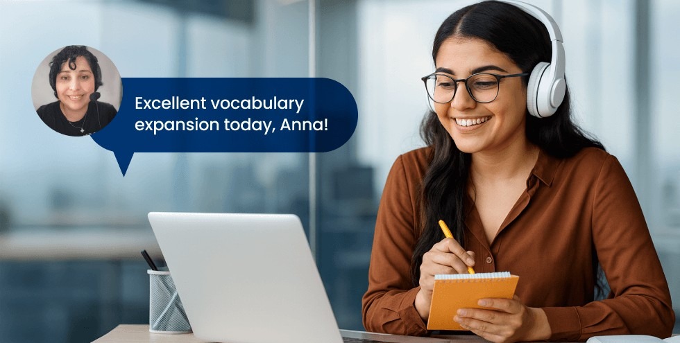 Learner sonriendo mientras recibe feedback personalizado de su profesora durante una clase virtual de inglés 