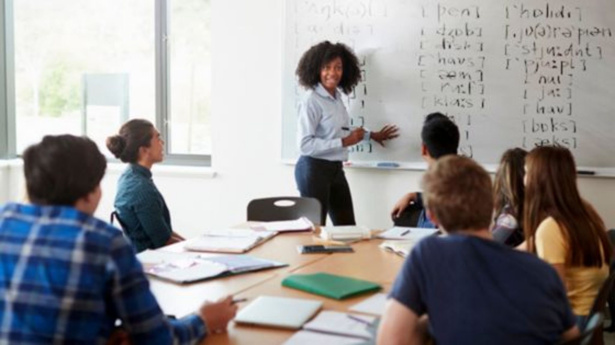 A teacher using the phonemic transcription to teach English pronunciation.