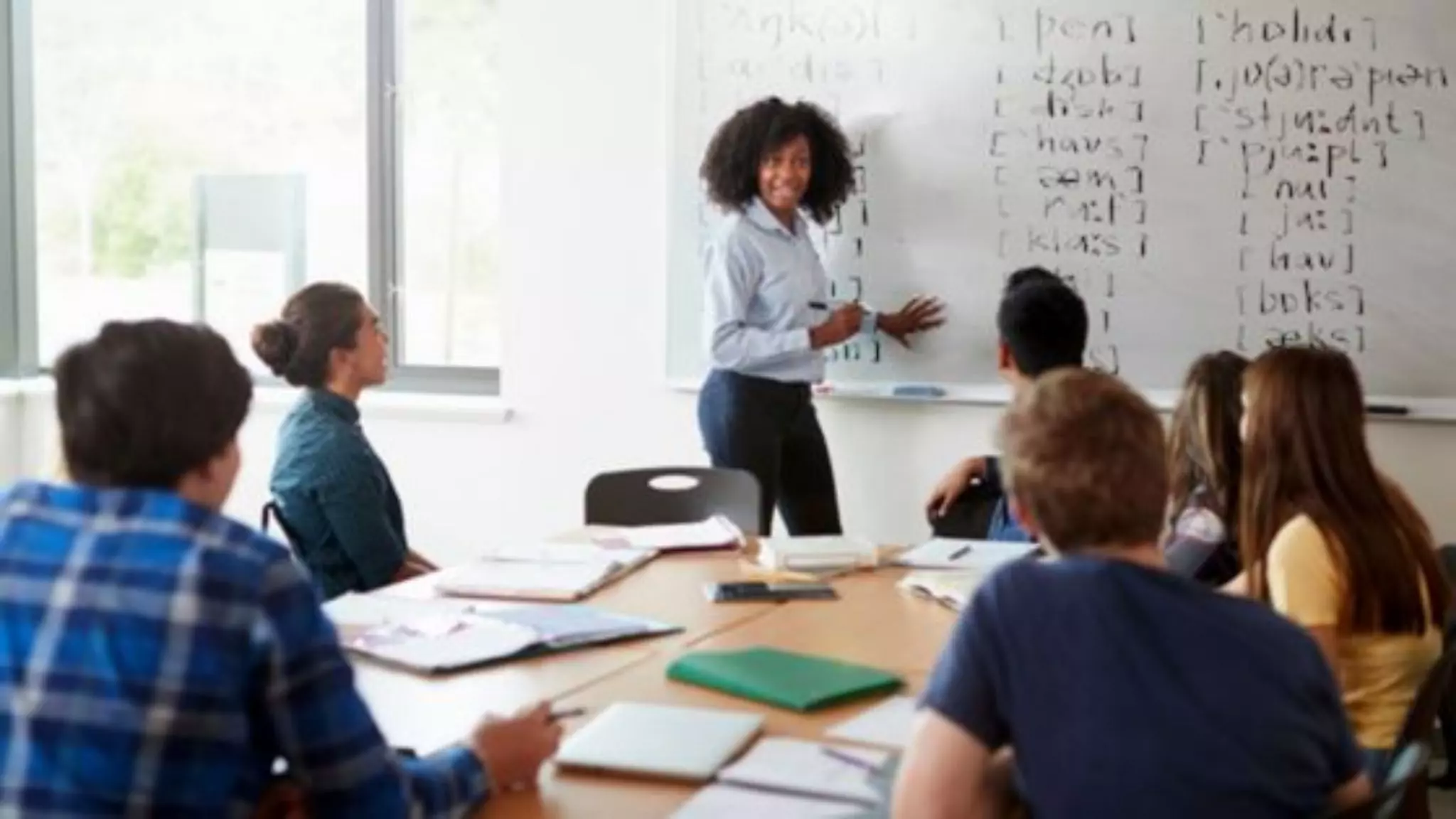 A teacher using the phonemic transcription to teach English pronunciation.