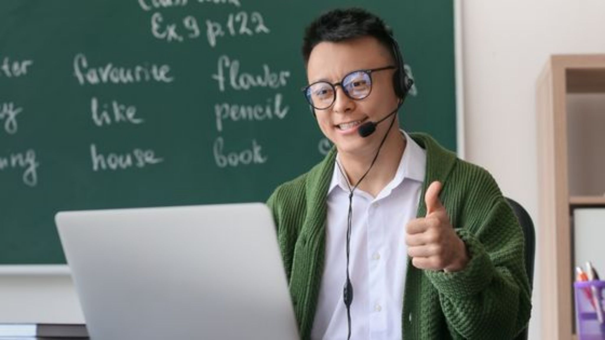 A teacxher delivering online English classes