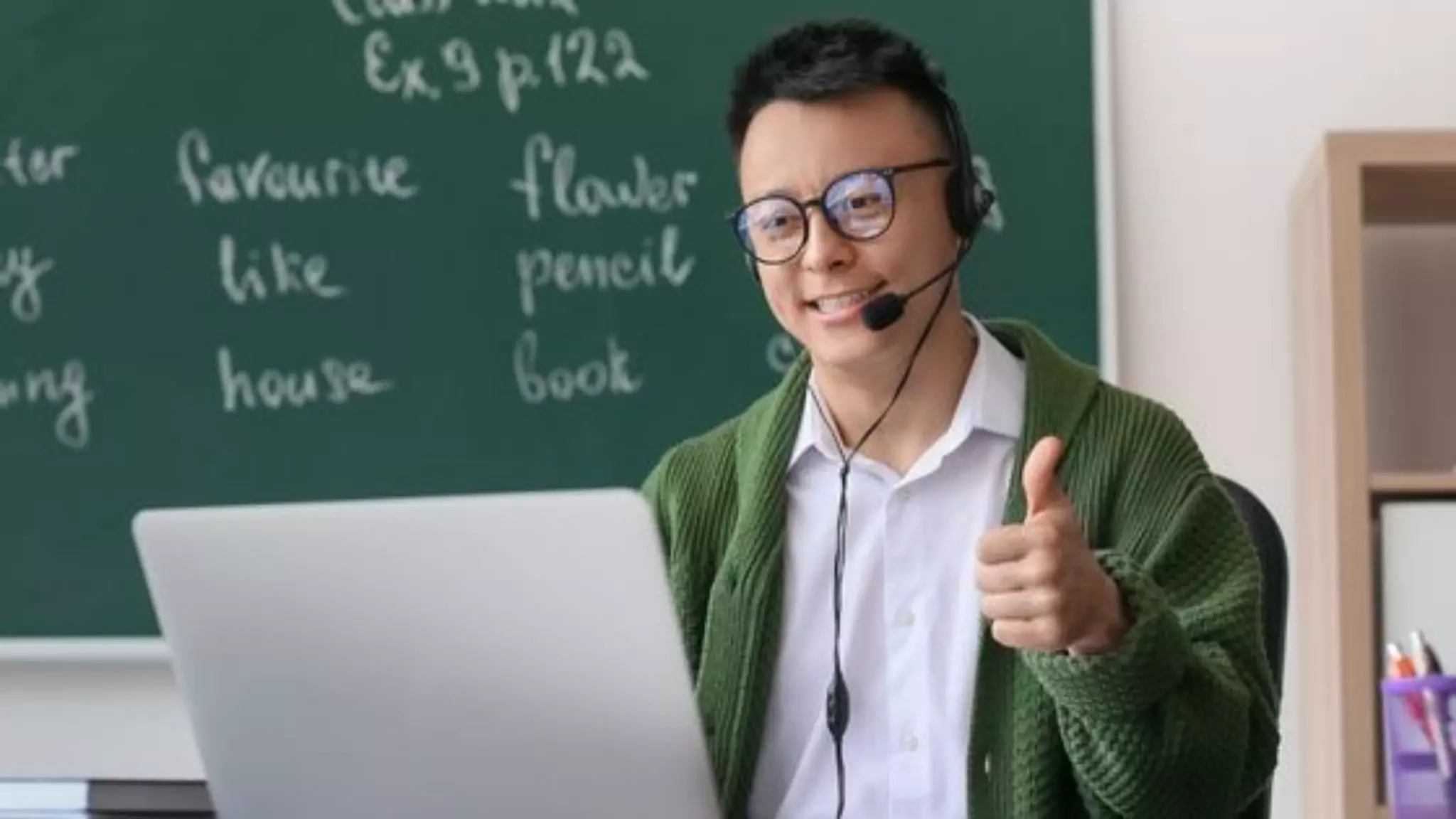 A teacxher delivering online English classes